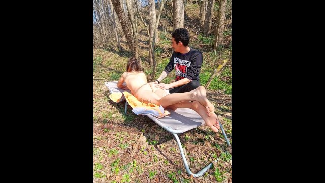 squirting outdoor tra i boschi con uno sconosciuto