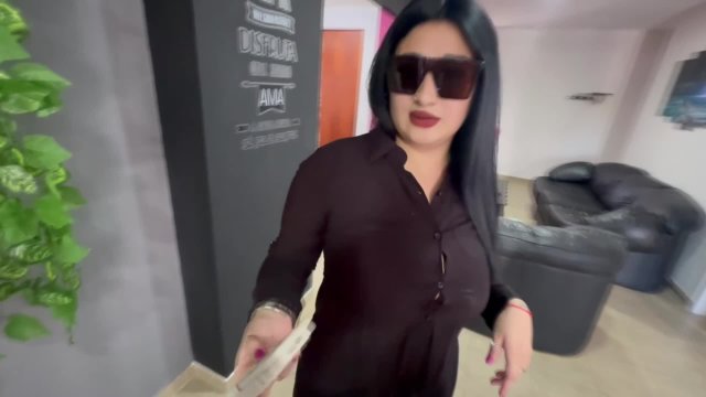 Se COJE bien duro al hombre que le COLOCA el AIRE ACONDICIONADO porque no tiene dinero para pagarle