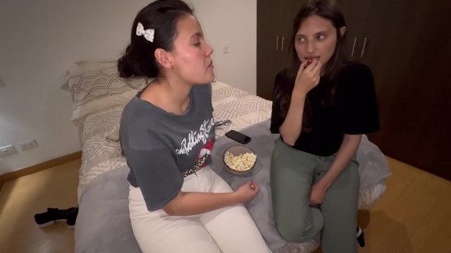Mi cuñada tiene sexo conmigo otra vez mientras vemos una película solitas...