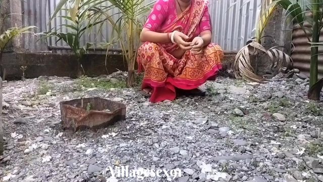 Bengali Desi Bhabhi Outdoor Chudai Devar Ke Saath red Saree main (Official Video By villagesex91)