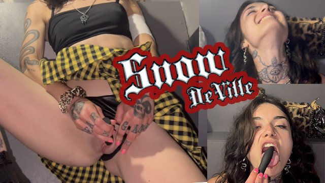 I play with my tiny pussy in the toilets of a bar