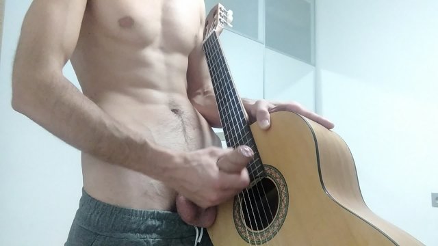 El Cerdo de El Se Hace un Solo De Guitarra Con Su Gigantesca Polla Y Termina Con Corrida