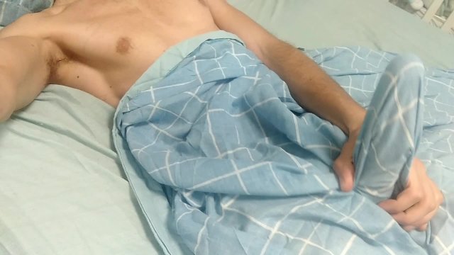 Esta Enorme Verga Amanecio Tan Caliente Que Se Follo el Colchón Y Descargo su Corrida