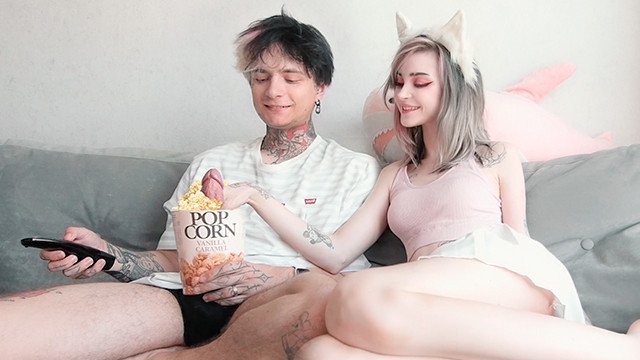 Invited a girl friend to watch a movie with a surprise - pinkloving 💖
