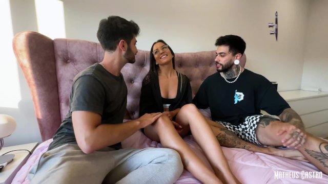 FRANCESA DA BUNDA GRANDE FODENDO COM DOIS AMIGOS - MENAGE e DUPLA PENETRAÇÃO
