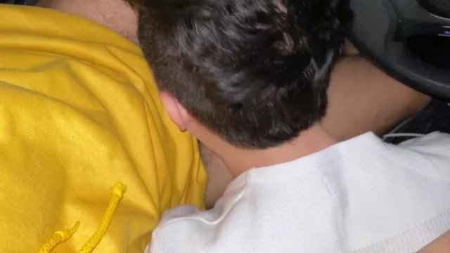 Cruising conductor de uber casado me pone a mamar su verga antes de follarme por el culo a pelo