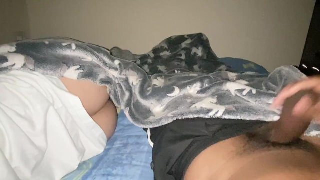 mi hijastra en la ducha, lo follo y me meto una gran carga en mi culo