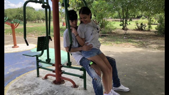 ¿porque el hermanastro mayor quiere que su hermanastra morena le chupe la polla?