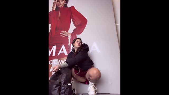 Tik-Tok model riskily fucks her pussy at the mall making her squirt