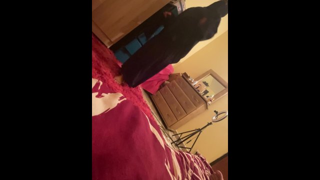 سعوديه قحبه تخون زوجها مع اي واحد عشان بتعشق الزبونيك