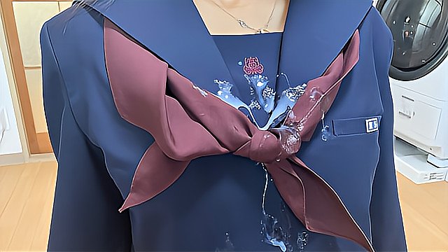 セーラー服の黒髪美女に手コキザーメンぶっかけ