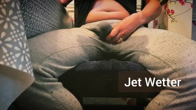 Desperately soaking (m)y thermals while having lunch! Pee wetting