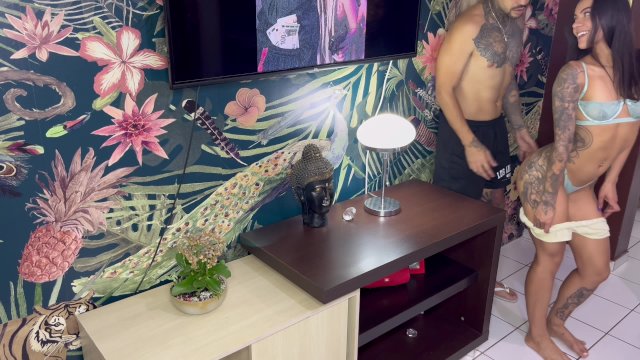 Seduzi meu patrão enquanto limpava a sala dele 😈🔥