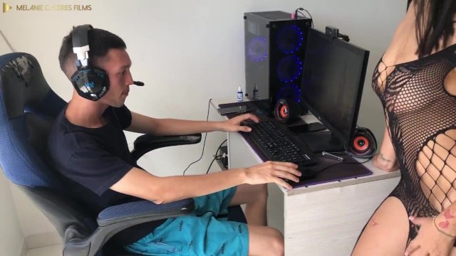 follandome a mi hermanastro mientras juega en su computadora - porno en español