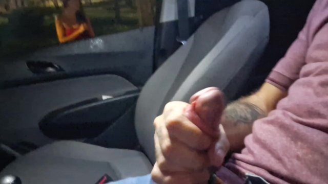 Masturbaçao arriscada para ruiva que estava no ponto de onibus.