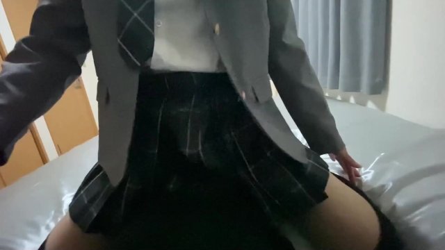 【主観・ハメ撮り】女子校生の彼女に手コキしてもらってたら我慢できなくなって挿入