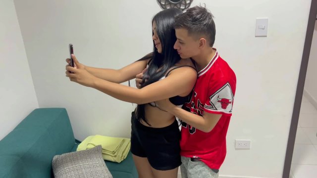 Mi pequeña hermanastra me pide ayuda con sus redes sociales y me la follo duro mientras le ayudo.