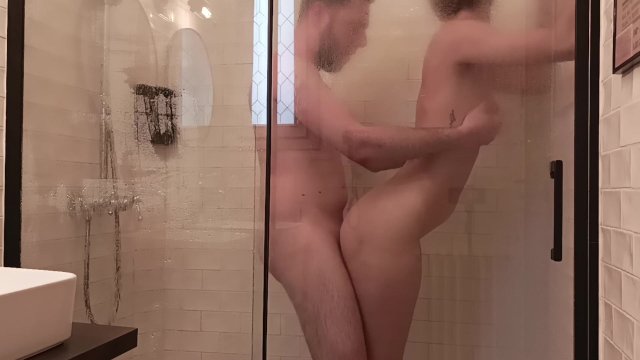 Couple français baise sous la douche et jouit dans la chatte