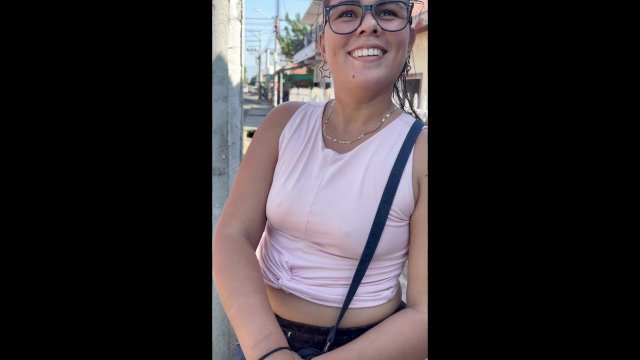 RECIBO EL PAGO DEL MES Y LLEVO UNA MILF CULONA A MI CASA PARA FOLLARLE EL CULO