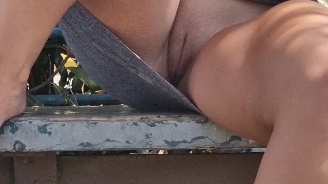 Without panties on a bench in the park, close-up of her pussy when she sees that she is being camera