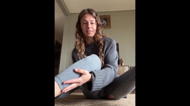 Brunette  Masturbates Pussy On
