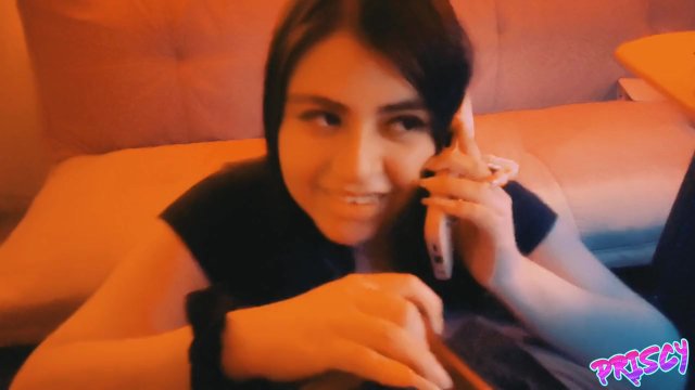 AMIGA me CHUPA la VERGA mientras habla con su NOVIO - Priscy Rollplay