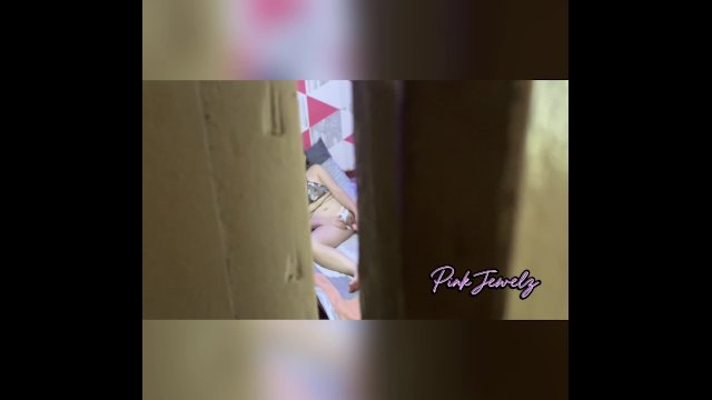 Sister-in-Law nahuli sa Kwarto habang nanonood ng PornHub