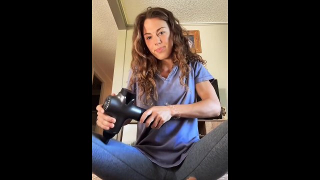 TikToker accidentally made pussy wet and cums with massage gun on Live