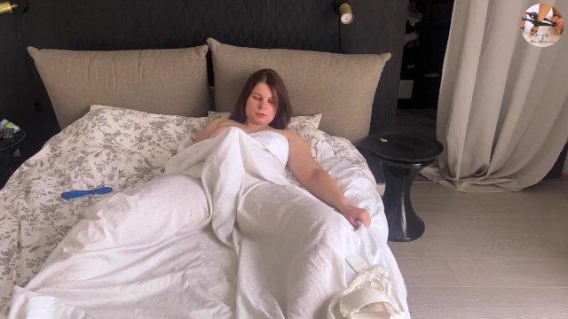 masturbating pussy play under the covers