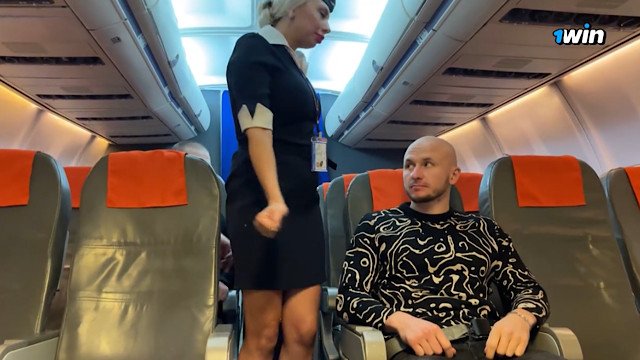 Пассажиры дебоширы трахнули стюардессу во все дырочки в салоне самолета