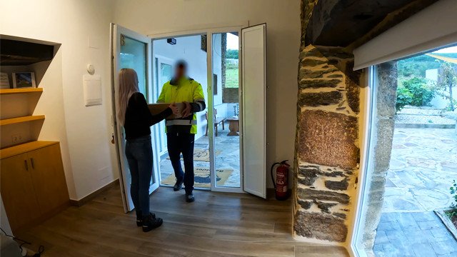 The parcel delivery man comes to bring me a package and I give him a surprise blowjob