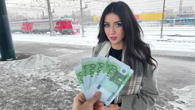 Предложил девушке с вокзала пройти кастинг прямо в публичном поезде