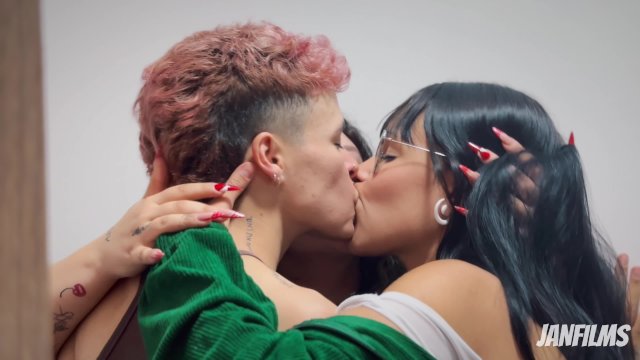 ME LES PUEDO UNIR? Rommies intercambian saliva mientras juegan a esconderse