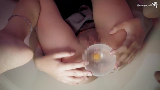 異物挿入。生卵を彼女の膣から体内に流し込む特殊な行為。こんな美人が自らおまんこを開いてくれるなんて、彼女は痴女確定。立ちバックでガラスにおっぱい押し付けて彼女は快感に溺れる。（個人撮影、素人、日本人）