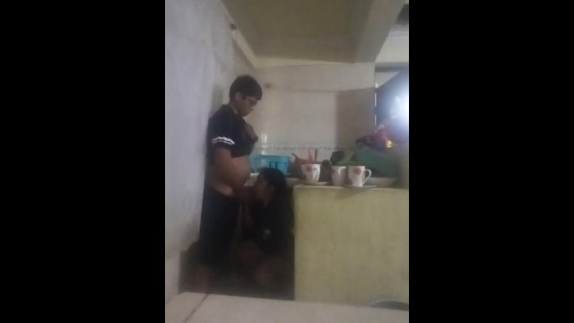 Sirvienta follada en la Cocina (mi esposa casi nos descubre)