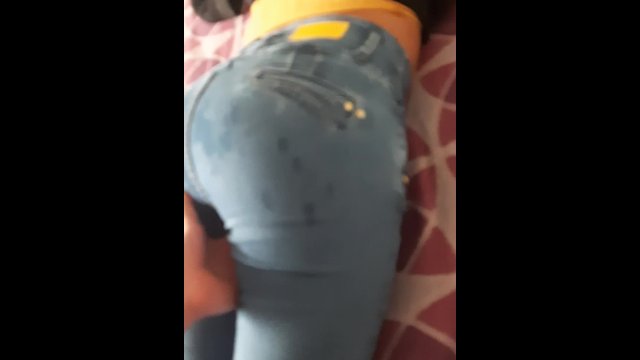 La novia de mi amigo se deja tocar y se la meto rápido antes que llegue su novio.