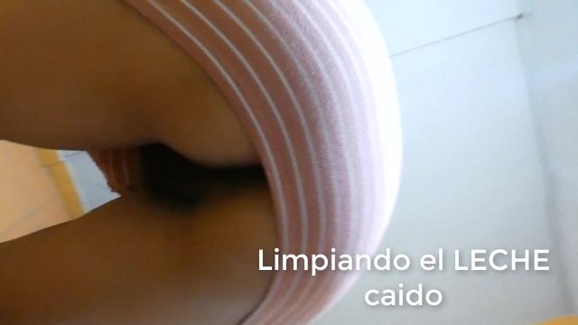 Después de la Cachada mi vecina limpiando la leche de su piso, antes que llegue su esposo