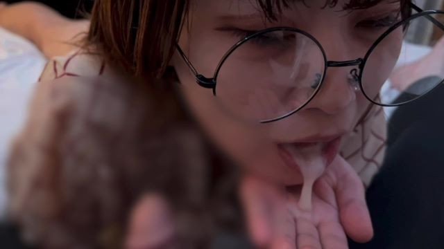 メガネの女の子が口の中にみるくがたくさん放出されちゃう♡