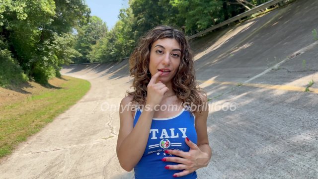 L’ALLENATORE METTE A PECORA LA PALLAVOLISTA IN PALESTRA DOPO UN POMPINO AL PARCO NEL PRE-PARTITA