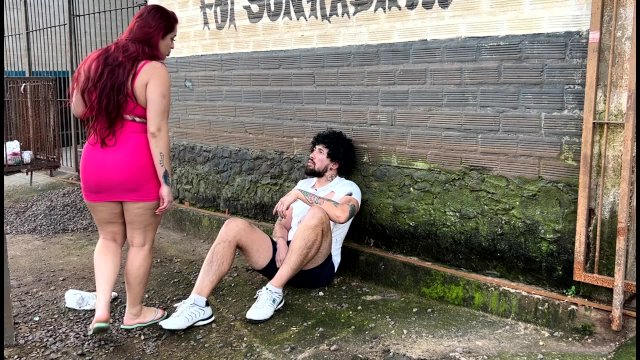 Ajudei o morador de rua com minha boca e bucetinha quente
