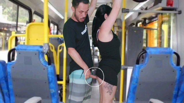 Old man with the encoxada and masturbates until he cums on the brunette inside the bus