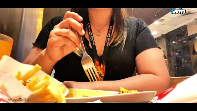CUTE TINDER DATE PUBLIC CR BLOWJOB TURNED INTO RISKY SEX - Filipina Porn Video