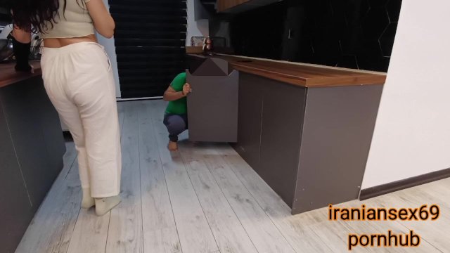 سکس ایرانی با تعمیرکار کابینت مکالمه فارسی