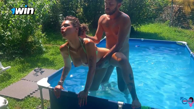 una coppia italiana scopa in piscina con il rischio di essere visti dai vicini
