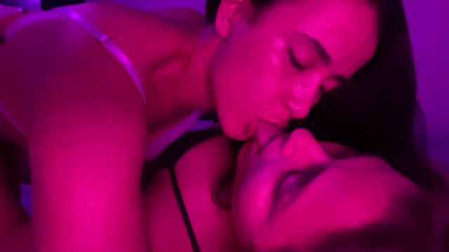 Big tongue sucking with lesbian kisses before going to bed