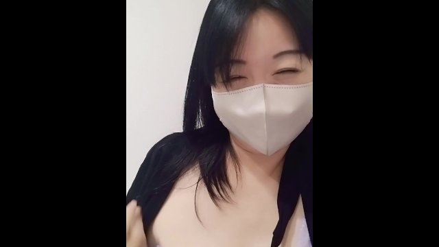 スーパーのトイレで我慢できずにオナニー