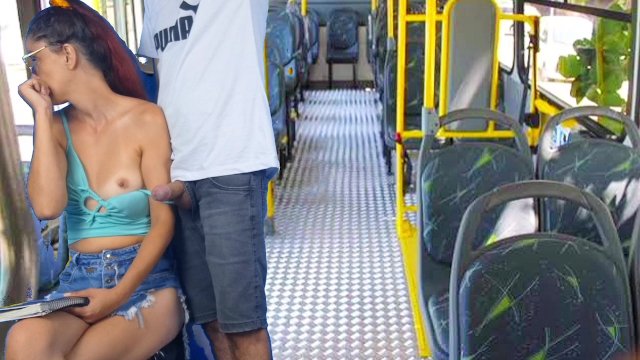 Estudante fodida no ônibus em público!