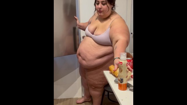 Ssbbw 18 years old doesn't fit in the kitchen