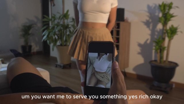 Mi hijastra me descubre masturbándome con sus fotos y tuve que follarla