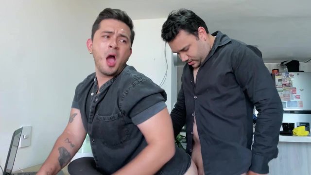 Mi jefe me preña el culo en el trabajo en horario de oficina